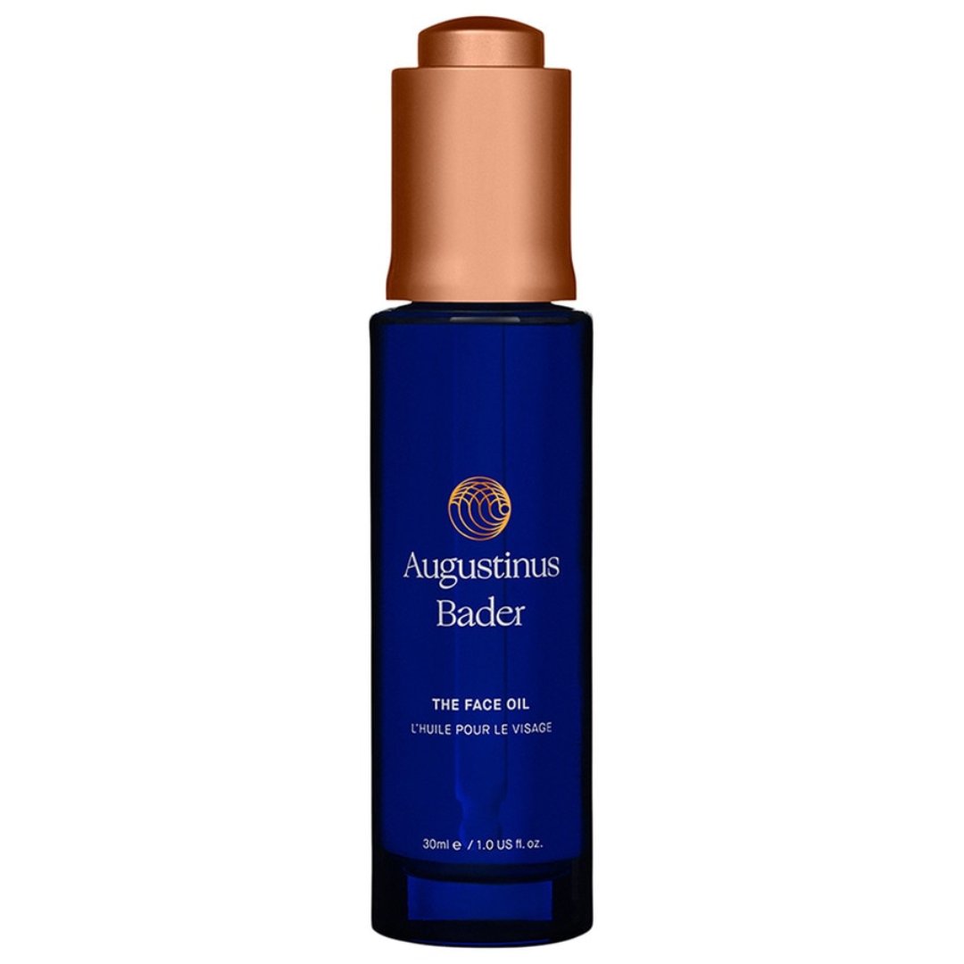 Augustinus Bader Anwendung von The Face Oil, Detailansicht der Öltextur, Flasche von The Face Oil