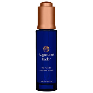 Augustinus Bader Anwendung von The Face Oil, Detailansicht der Öltextur, Flasche von The Face Oil